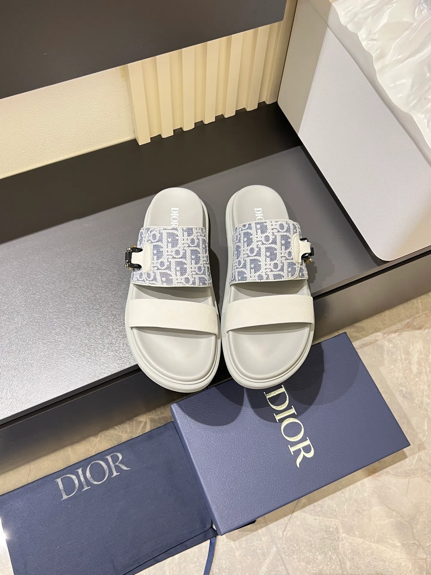 Men's Men's Shoes 💰p320 Dio* Men's Sandals Slippers. Showcasing Dior haute couture design. The Dior gray suede strap is accented with an aluminum Dior buckle for added style. Paired with a comfortable tonal notch sole, they pair easily with shorts or jeans for a sophisticated look. Main body: suede cow leather, technical fabric lining: cow leather, with adjustable straps, aluminum Dior buckle, Dior gray EVA insole, tonal notched rubber outsole splicing structure, size: 38-44 (customized at 45.46)